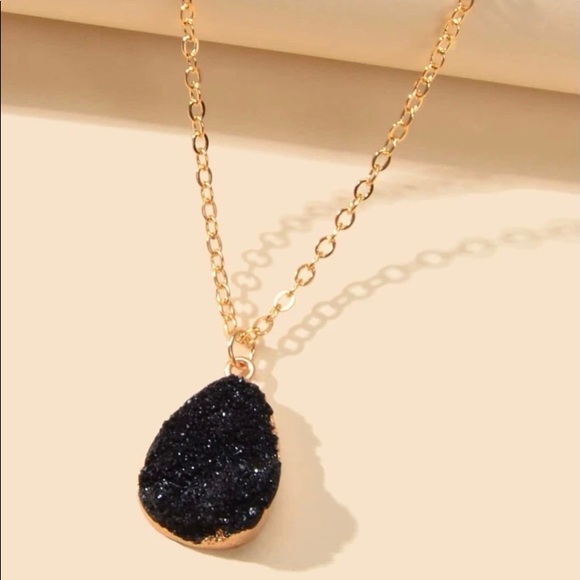 👑NEW RESIN PENDANT NECKLACE! - Picture 2 of 3